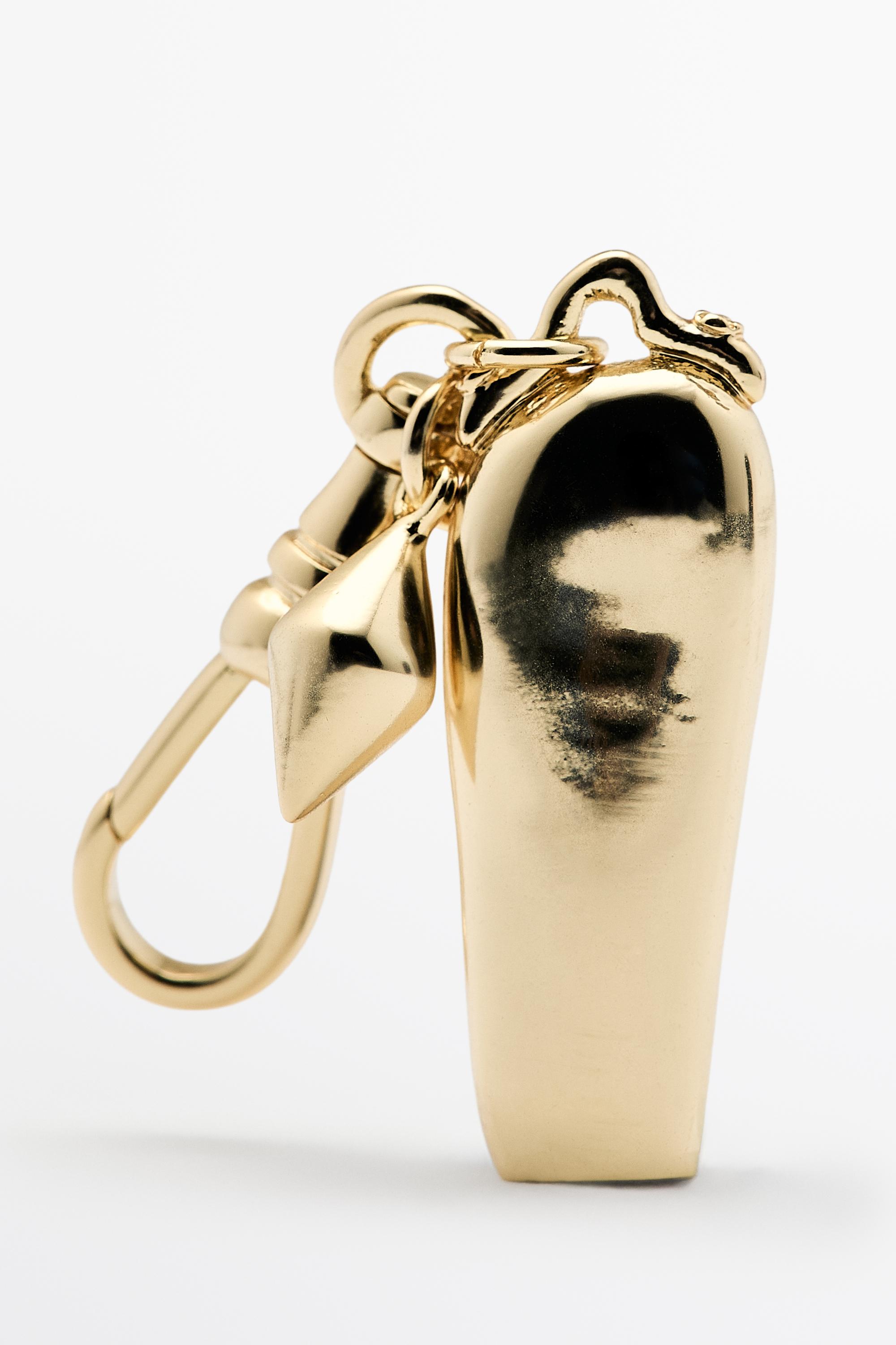 Elongated charm pendant